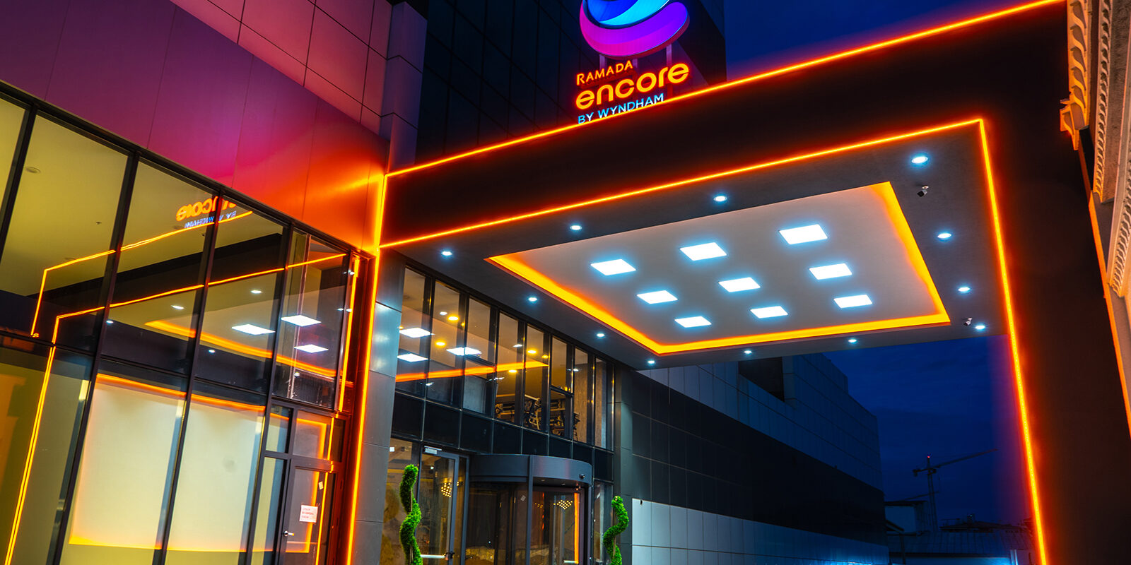 Otel girişi Ramada Encore by Wyndham İstanbul Avcılar otel girişi, gece görünümü