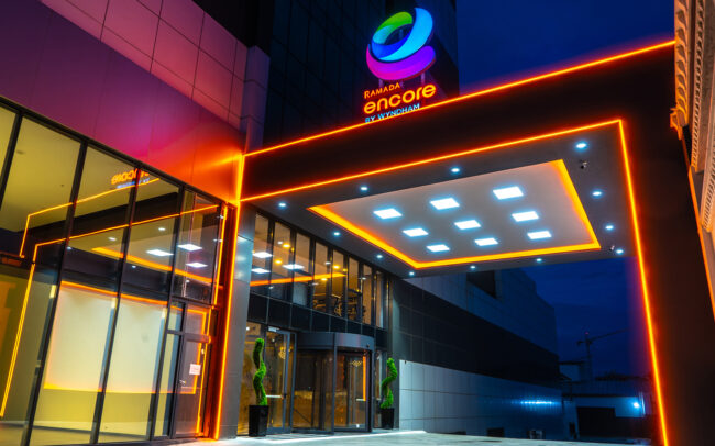 Otel girişi Ramada Encore by Wyndham İstanbul Avcılar otel girişi, gece görünümü